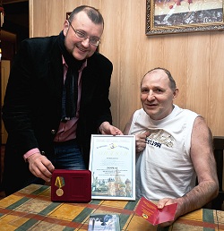 Адвокат Андрей Столбунов передаёт Михаилу Бекетову Диплом Фестиваля и Медаль Правительства Москвы