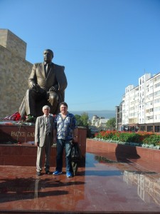 Абдула Даганов и Сергей Соколкин у памятника Расулу в Махачкале