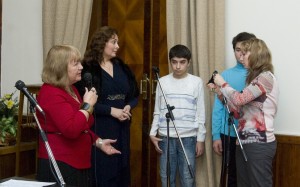 Лола Звонарева и Ольга Журавлева поздравляют детей - лауреатов Фнстиваля